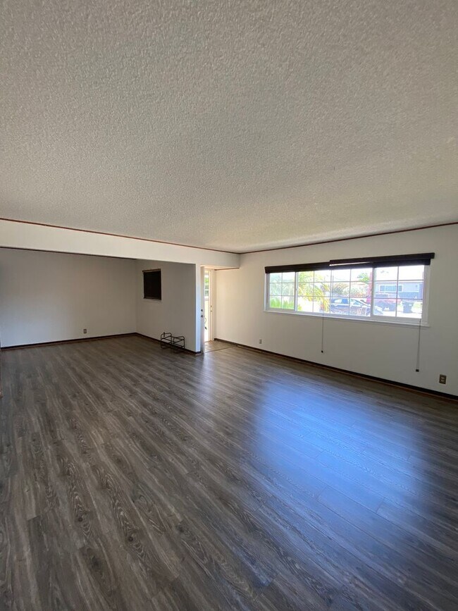 Building Photo - Cul-De-Sac Location, beautiful single leve...