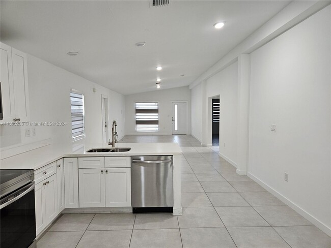 Foto del edificio - 2816 NW 6th Ct