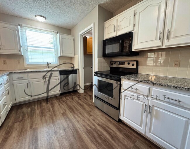 Building Photo - 1530 NE Stonewood Dr