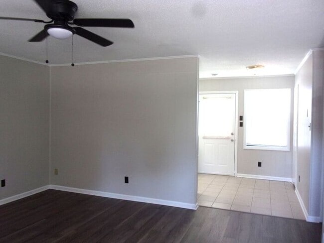 Building Photo - 2 Bedroom 1 Bath Ground Floor Apartment