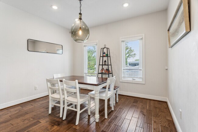 Building Photo - Coral Cottage- Steps from beach access, ou...