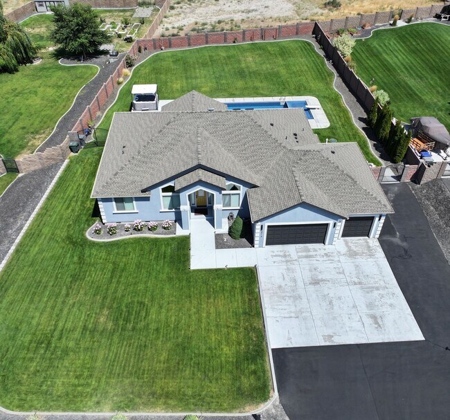 Building Photo - Luxurious 4-Bed Richland Home with Pool, H...
