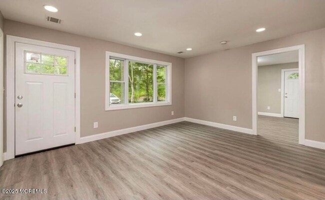 Building Photo - 27 Maida Ln