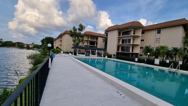 Foto del edificio - 461 Ives Dairy Rd