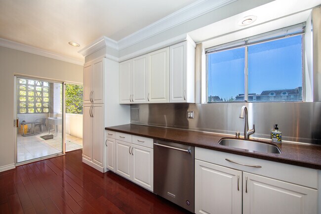 Building Photo - 531 N Rossmore