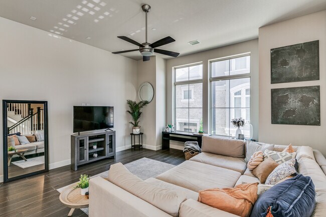 Foto del edificio - 731 Lacey Oaks Pl