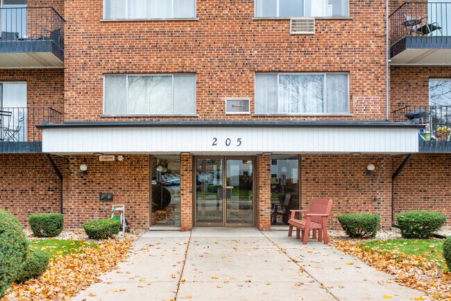 Building Photo - 205 W Miner St