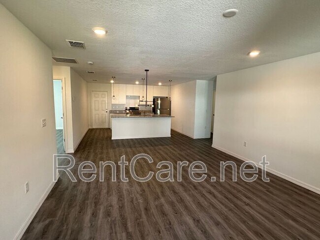 Building Photo - 7043 N Outrigger Terrace