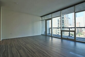 Building Photo - 779 N La Salle Dr
