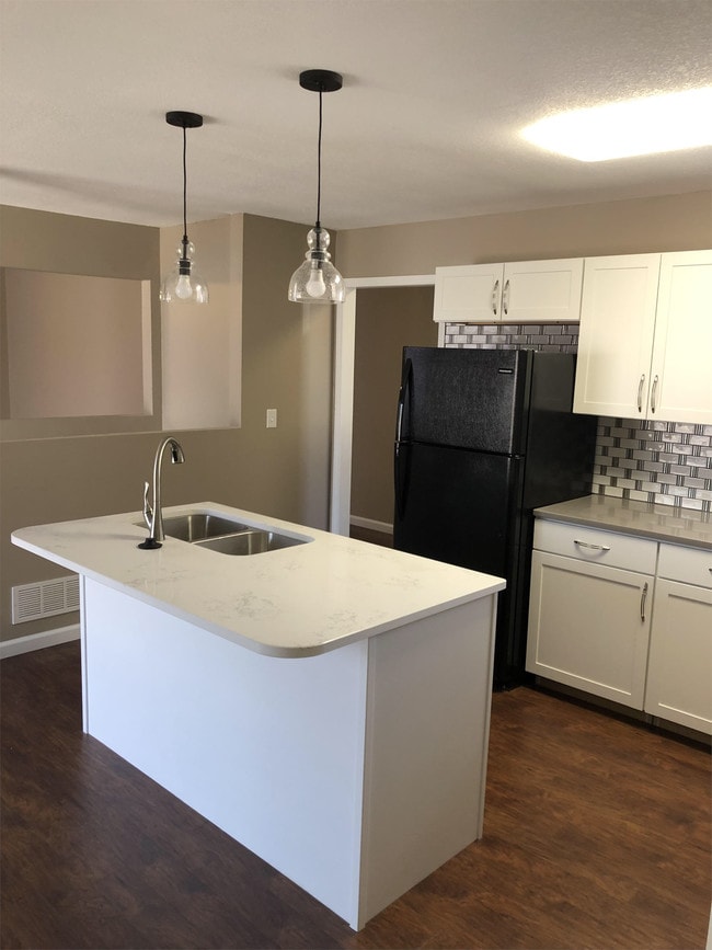 Building Photo - 1256 N Country Acres Ave