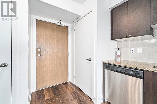 Building Photo - 1255 Bayly St