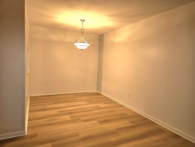 Foto del edificio - 7510 Cahill Rd