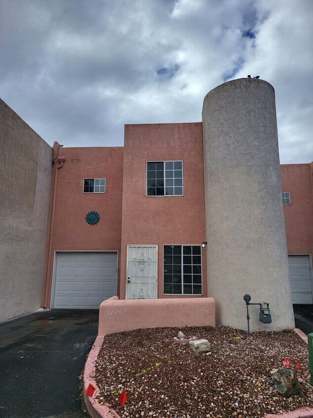 Foto del edificio - North valley 3 bedroom 2/BA 1245/sf 1/CG 2...