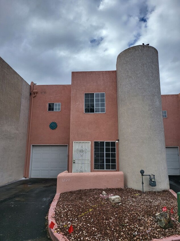 Primary Photo - North valley 3 bedroom 2/BA 1245/sf 1/CG 2...