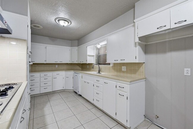 Building Photo - 803 Rosewood Dr