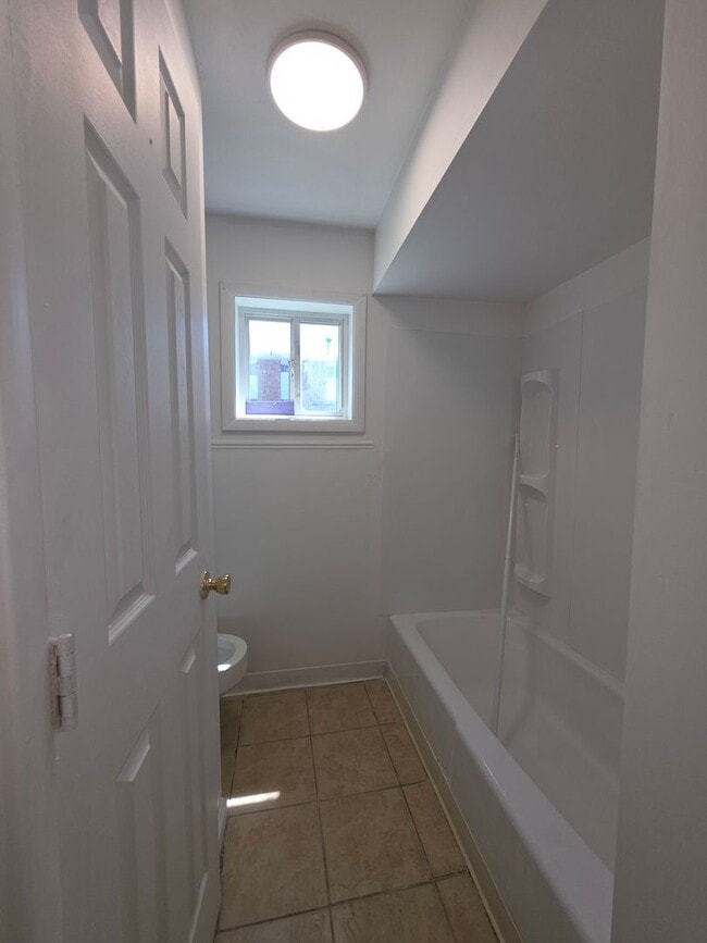 Building Photo - 1 BR Lower in a Desirable Neighborhood