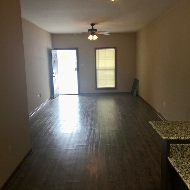 Foto del edificio - 641 W McNeese St