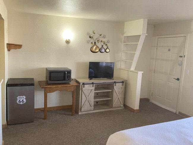 Building Photo - 902 W Hopi Dr