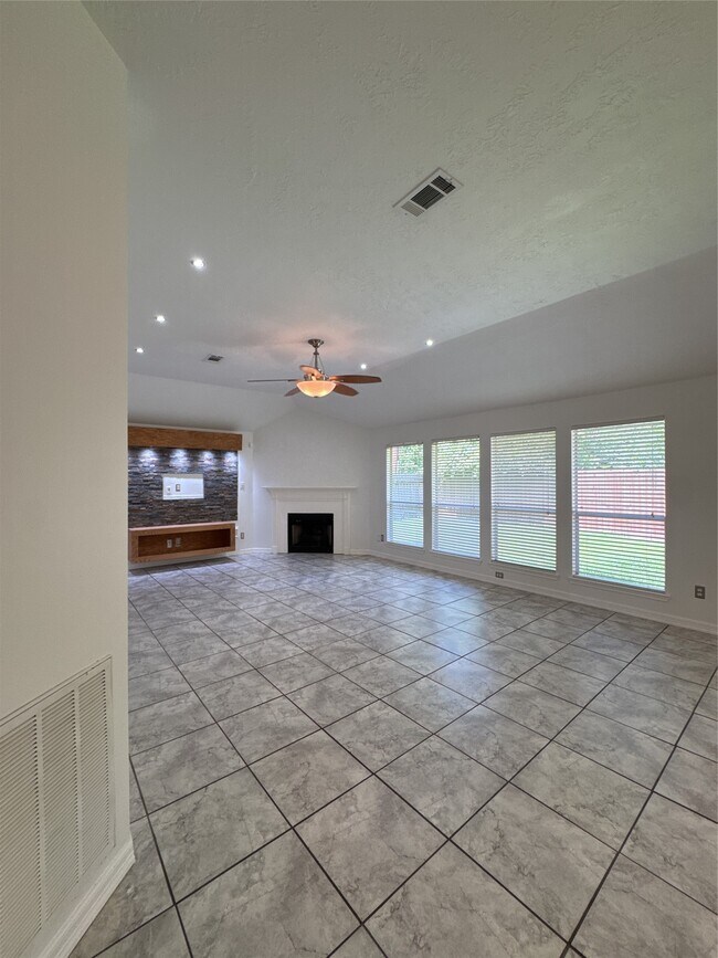 Foto del edificio - 3210 Woodcreek Glen Ln
