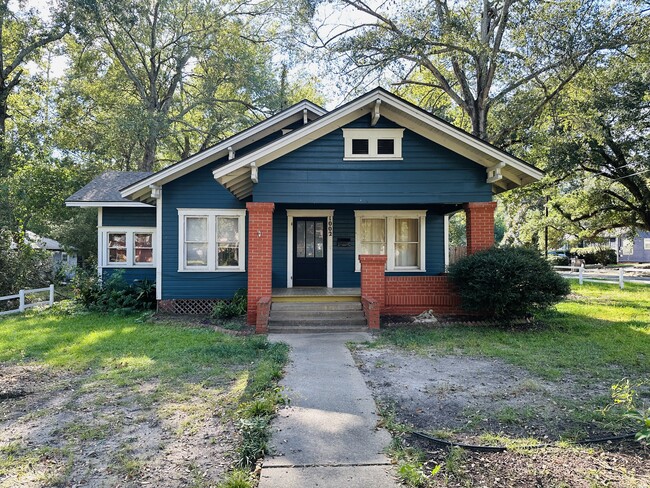 Front door with spacious front porch - 1002 Turner St