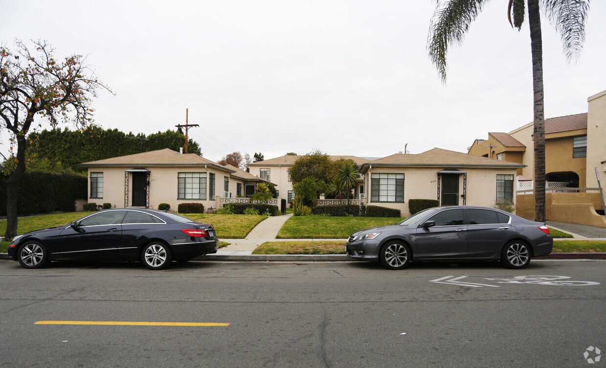Building Photo - 10 PREMIUM UNITS IN CENTRAL GLENDALE