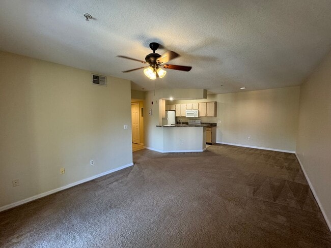 Building Photo - Charming 1BD/1BA Condo with Water & Lawn C...