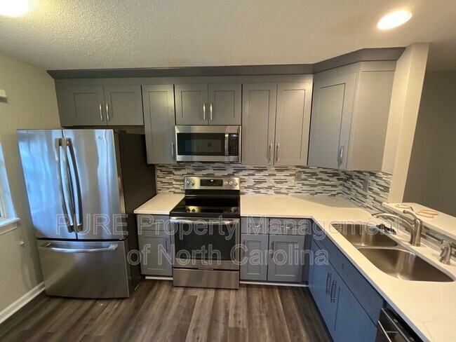 Foto del edificio - 9125 Charminster Ct