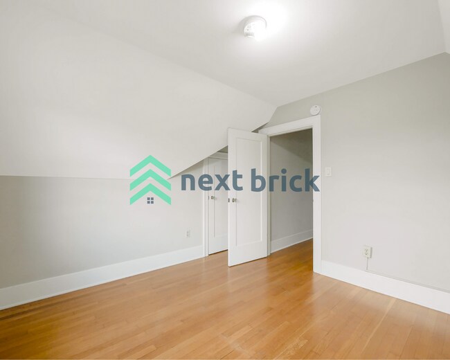 Foto del edificio - 4 Bed and 3 Bath Queen Anne Craftsman Hous...