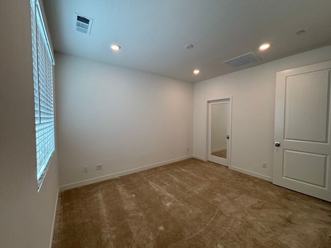 Building Photo - 501 Tamarind Way