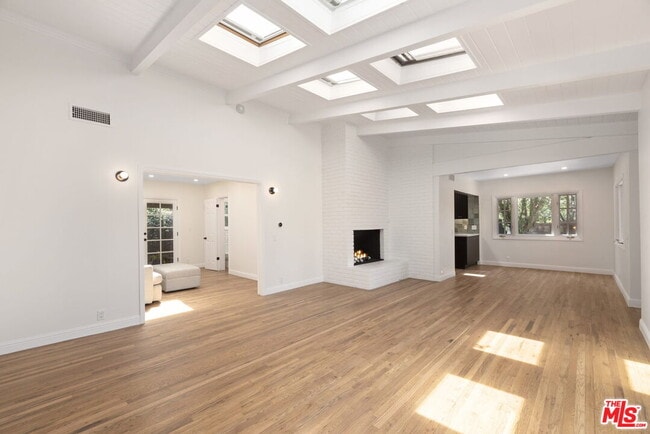 Building Photo - 2222 Sunset Crest Dr