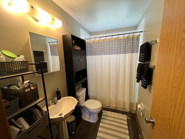 Building Photo - Fully Updated St Francis 2br Upper Unit