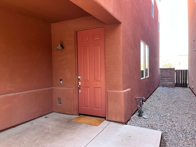 Foto del edificio - Central- FURNISHED 4 bedroom/ 3 bathroom h...