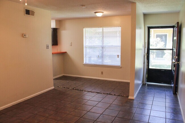 Foto del edificio - 2 BEDROOM CONDO