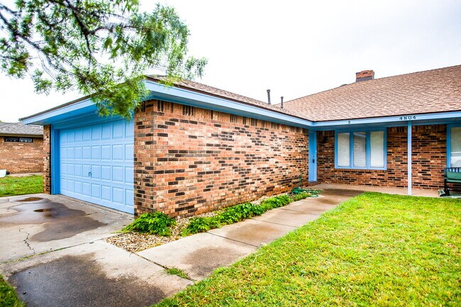 Foto del edificio - Fully updated 2 bedroom 2 bath 2 car garag...
