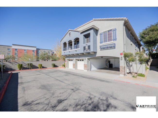 Foto del edificio - Experience Modern Living in This 3/2.5 Townhome in a Secure Gated North Phoenix Community.