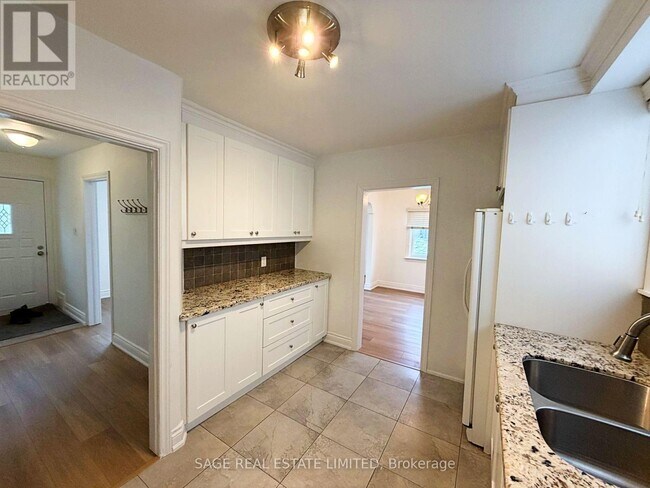 Photo du bâtiment - 375 Lawrence Ave W