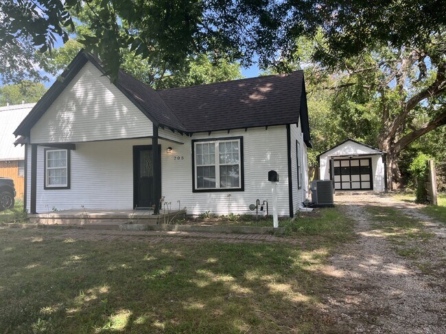 Building Photo - Charming 2-Bed, 2-Bath Home in Shawnee