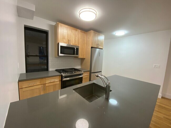 Building Photo - 221 W 21st St