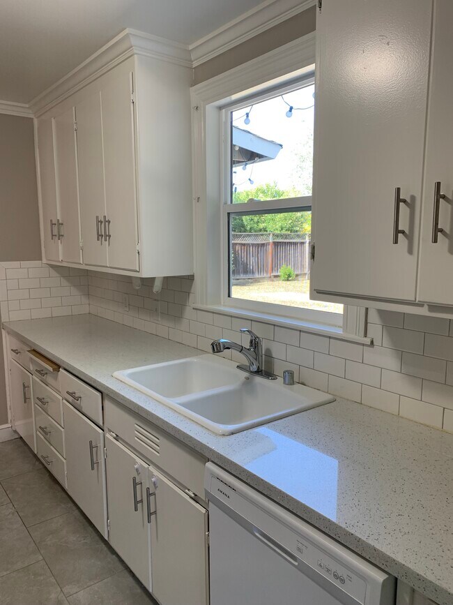Foto del edificio - 14850 Elton Dr