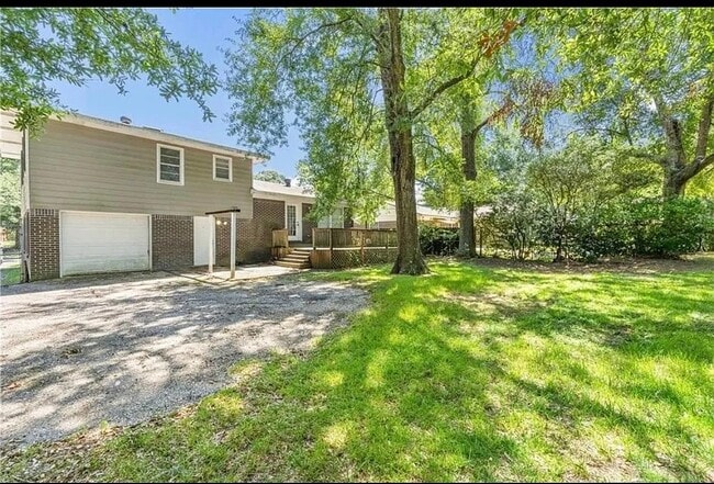 Building Photo - 664 Momote Dr W