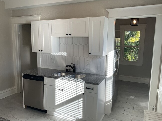 Foto del edificio - Beautifully Updated 4 BR/2 BA Upper-Level Duplex in Minneapolis with 2-Car Garage!