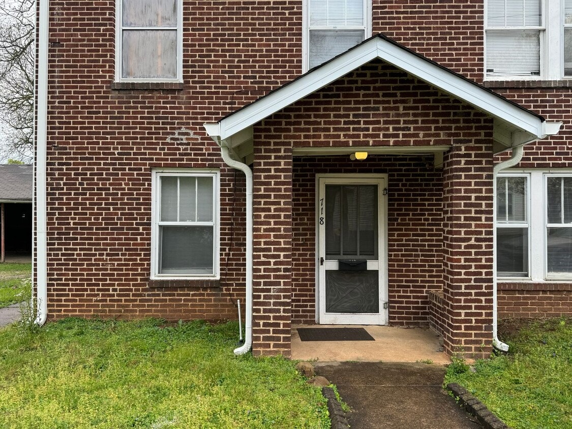 Primary Photo - CHARMING MAIN LEVEL 1 BEDROOM APT NEAR THE...