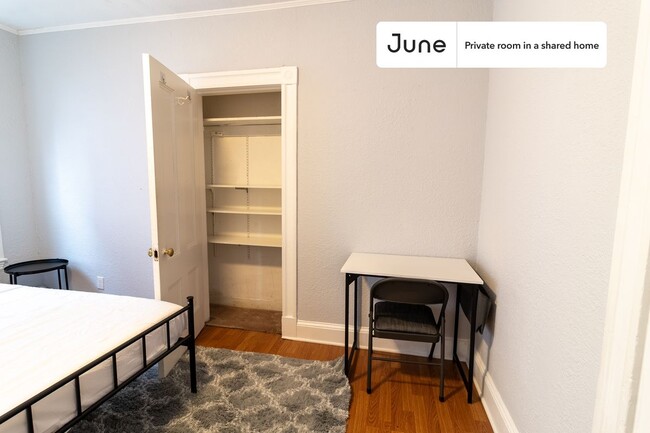 Building Photo - Private bedroom in 3 bed/1 bath Home