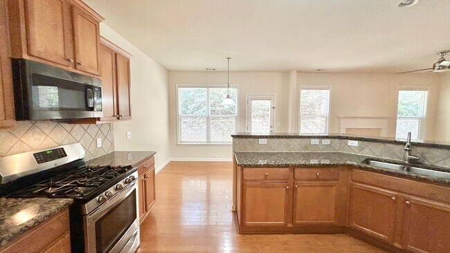 Foto del edificio - Alpharetta 4 Bedroom-3 Bathroom, Granite Counters, Stainless Appliances, Hardwoods