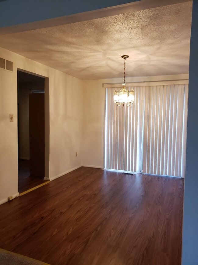Building Photo - 3 Bedroom Townhouse in Quail Run