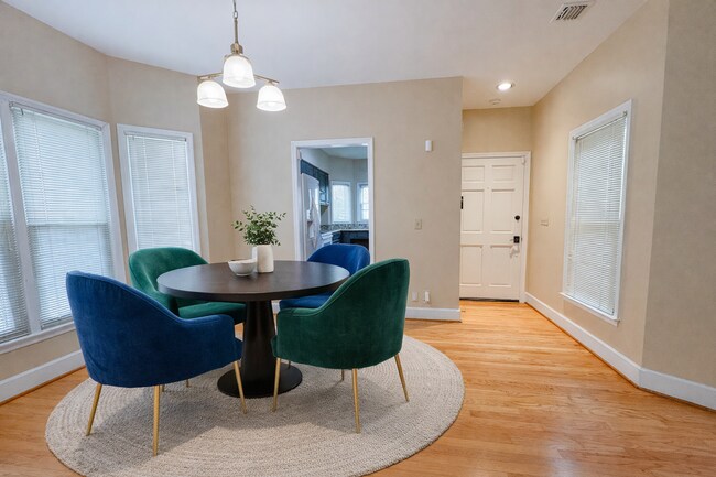 Foto del edificio - 3 Bedroom 2 Bathroom Townhome- Pets Considered