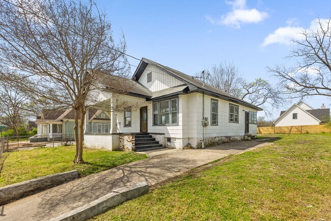 Foto del edificio - Charming + Modern Highland Park Home - 3 Beds, 2 Baths, Fenced Yard, + Plenty of Parking!