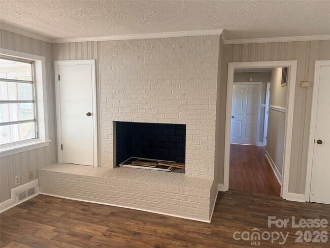 Foto del edificio - 5226 Indian Trail Fairview Rd