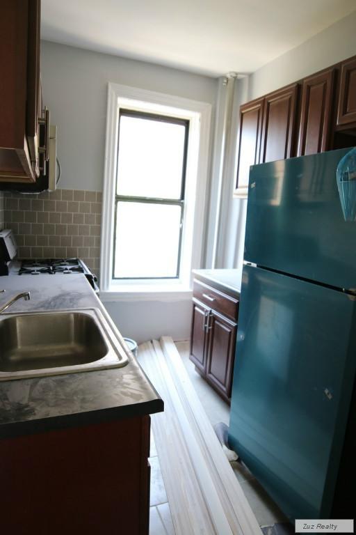 Primary Photo - 566 Parkside Ave