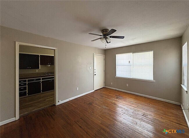 Foto del edificio - 211 Marston Ave